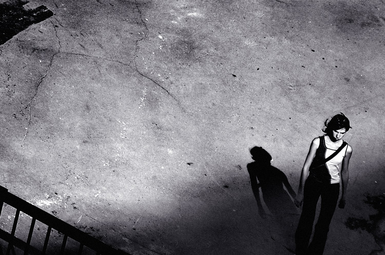 с тенью за руку