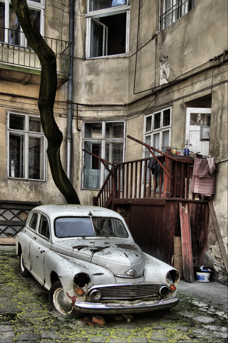 Фото жизнь (light) - igor_yakubenko - львовские зарисовки - двор № 3 (автолюбителя со стажем)