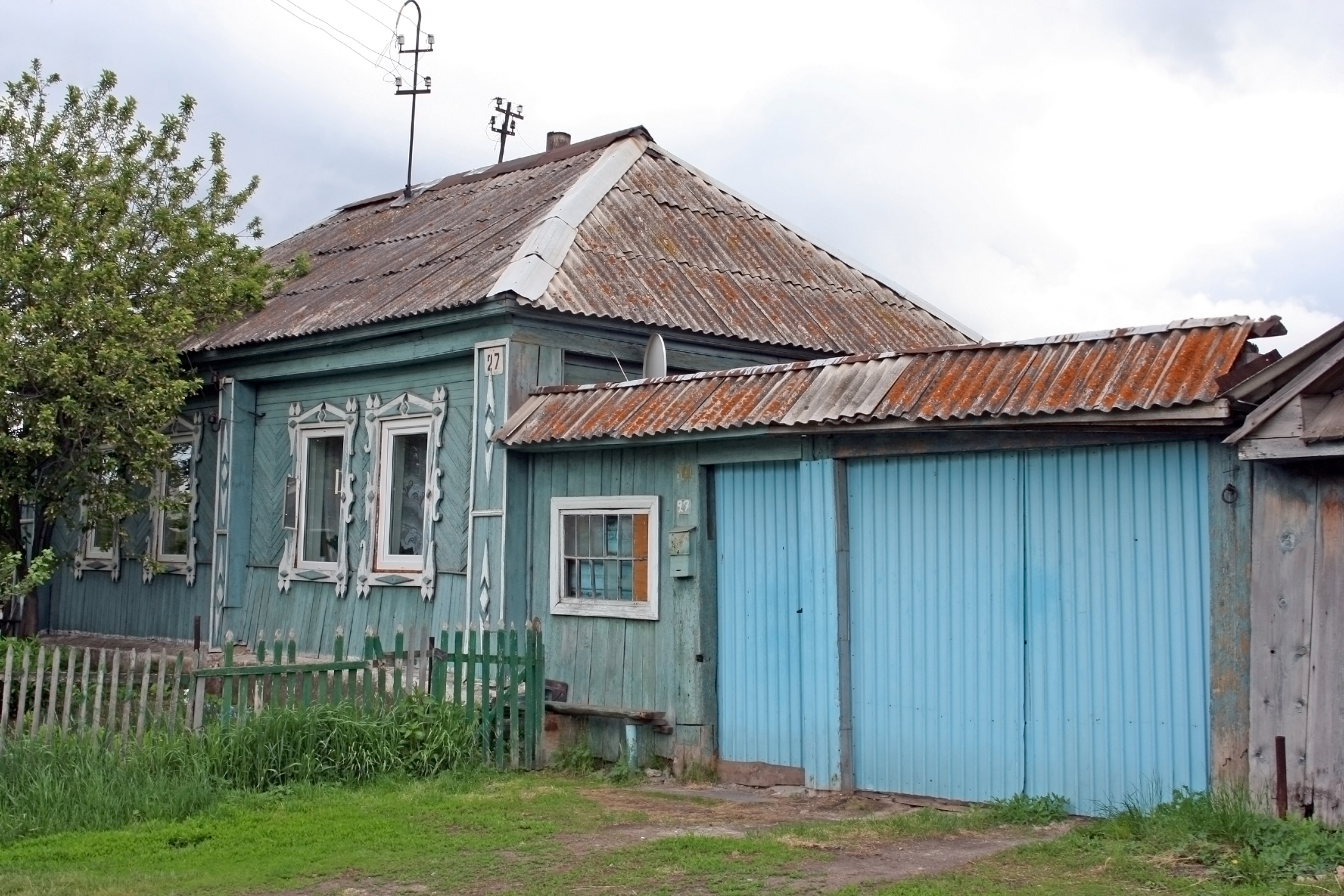 Фото жизнь - Golubka - Деревенские зарисовки - Низкий дом с голубыми  ставнями...