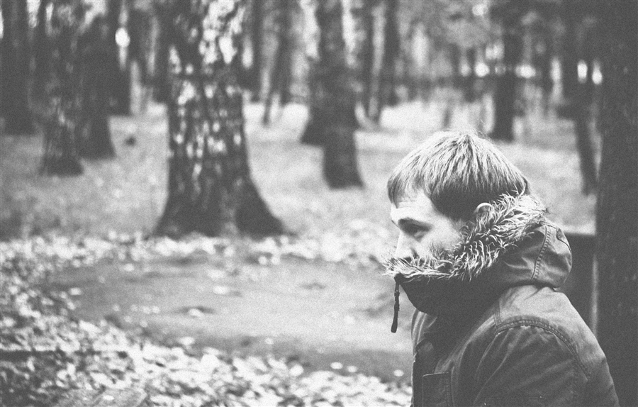 вдыхаю октябрь, вдыхаю осень,  вдыхаю ненависть, вдыхаю смолу сосен.