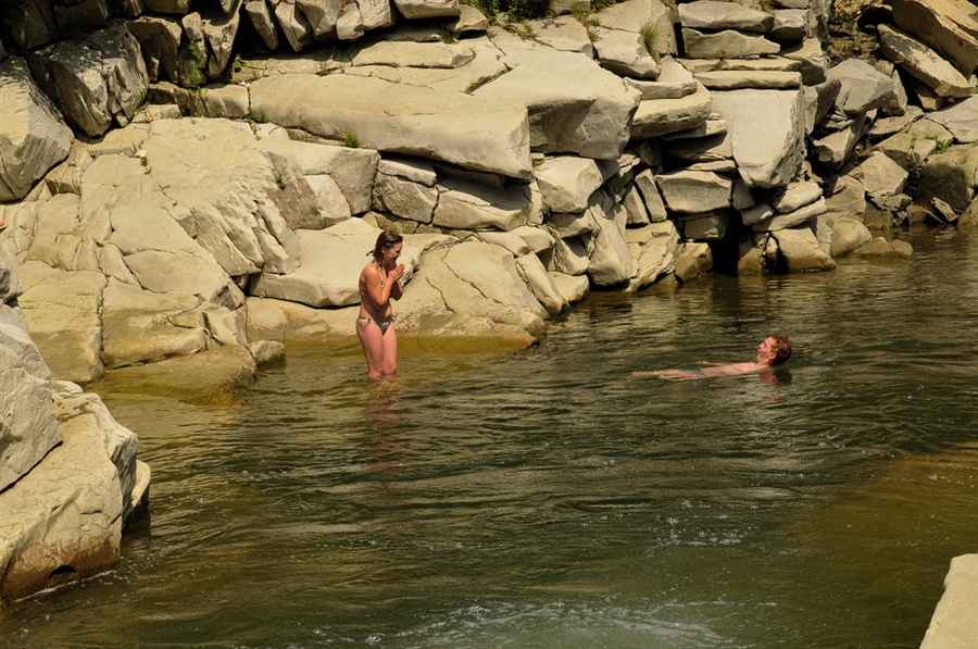      Открытие купального сезона в горной реке      