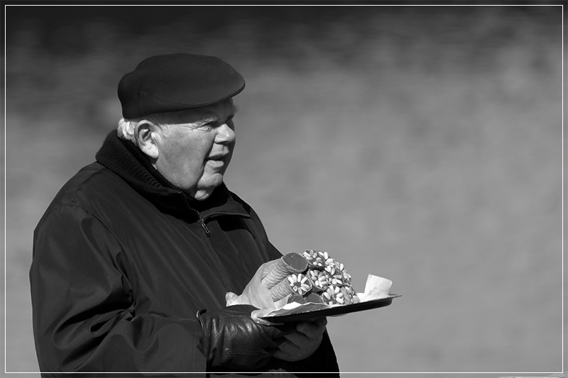Фото жизнь (light) - Ромуальд - Уличное фото - Старик с пирожными