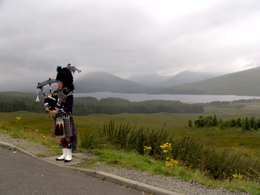 Фото жизнь (light) - VVP - корневой каталог - Типичный пейзаж севера Шотландии, смягченный присутствием типичного Шотландского Волынщика 