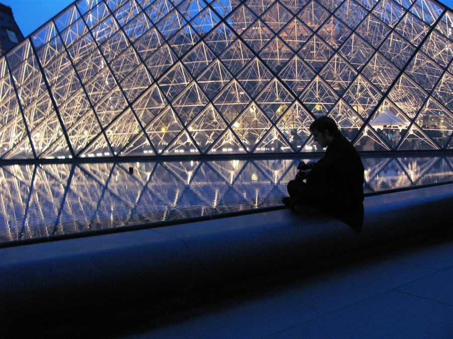 L'inconnu pres du Louvre (Незнакомец у Лувра)