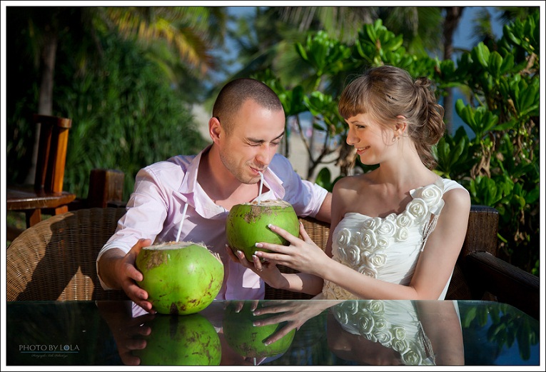 Фото жизнь (light) - © PHOTO BY LOLA - Медовый месяц на о. Хайнань - из рук любимой жены кокос вкуснее