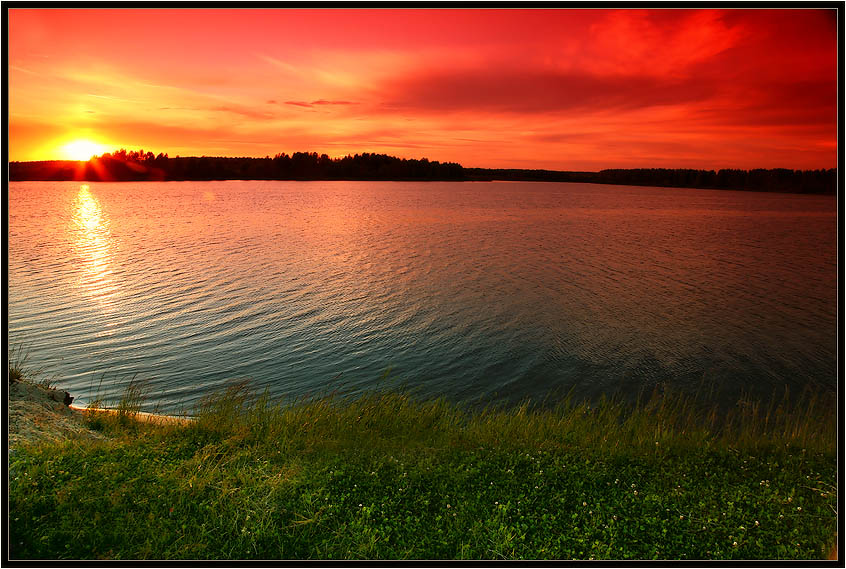 Закат на озере в июне