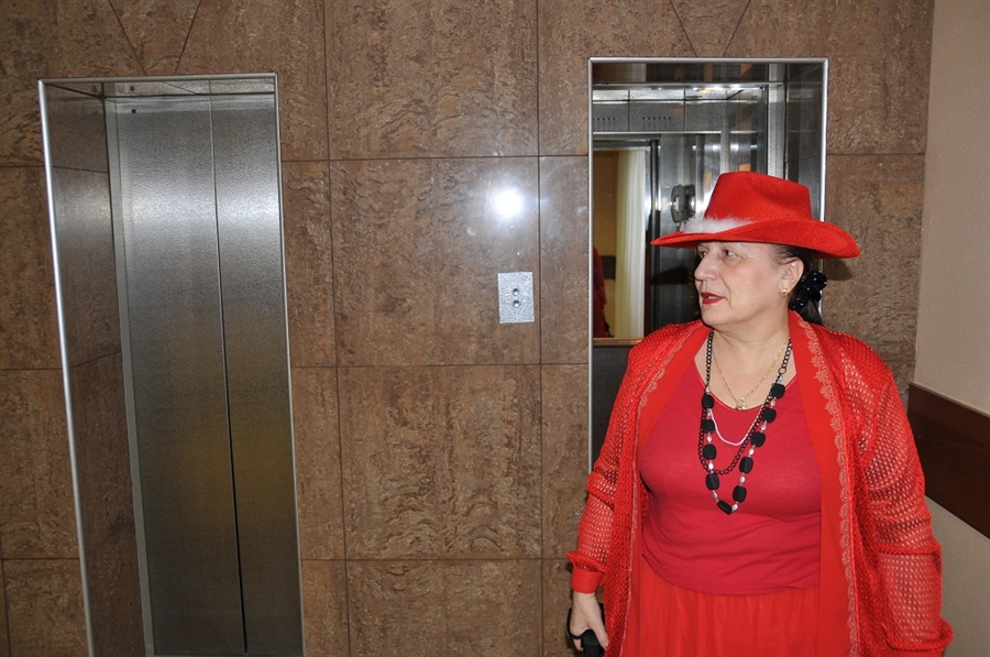 женщина в красном