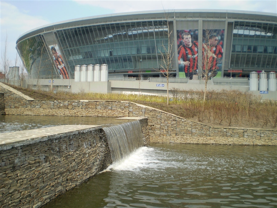 Водопад у стадиона Донбасс Арена (5)