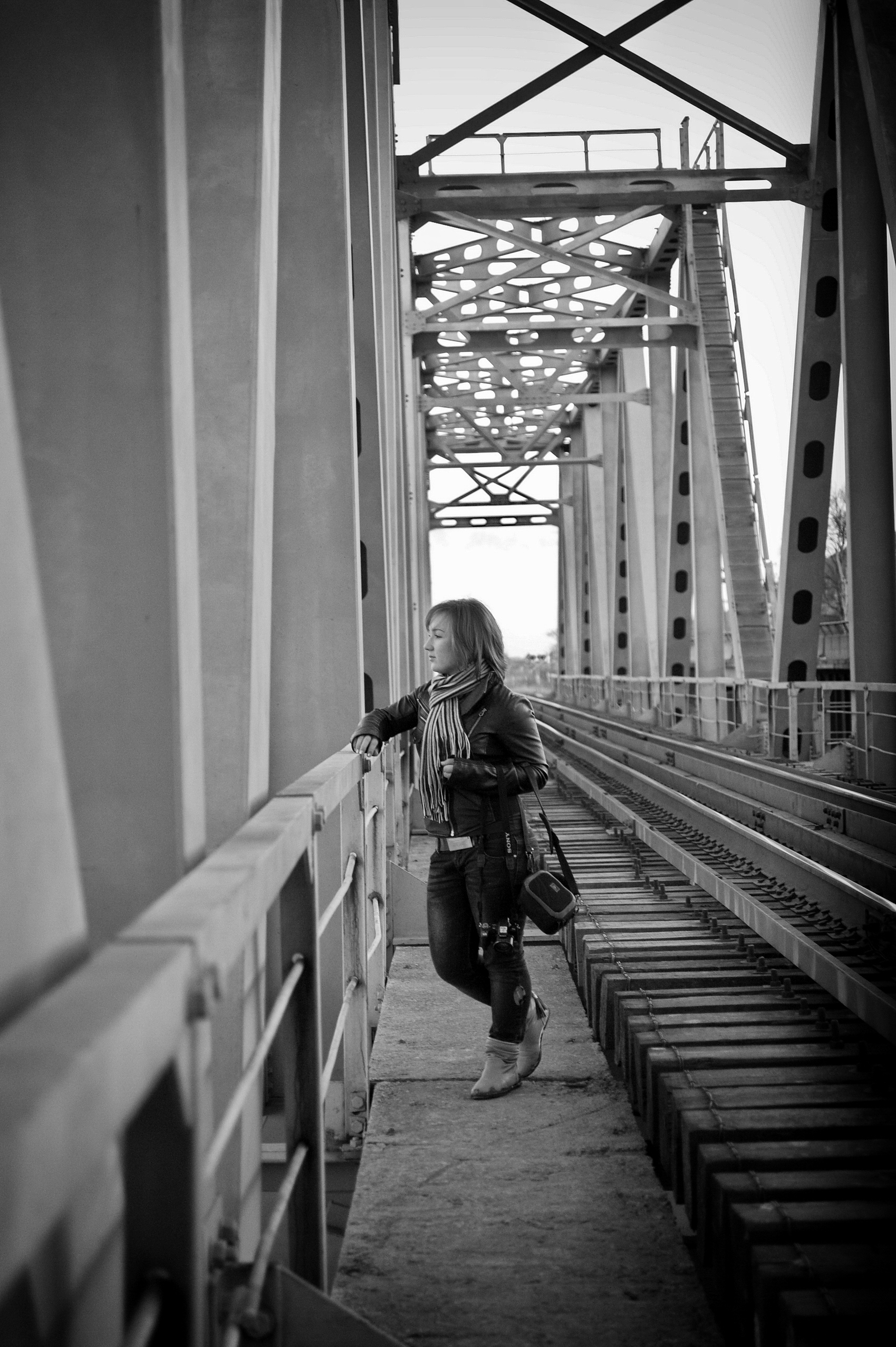 девушка на мосту фото
