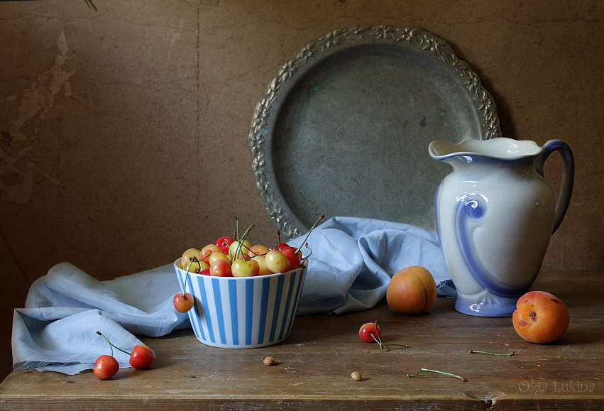 Фото жизнь (light) - Ольга Лукина - Натюрморт - С черешней, абрикосами и голубой посудой