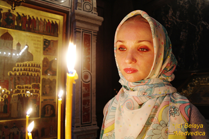 Фото жизнь (light) - Белая Медведица - Портреты - Христианка в храме