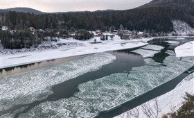 Замерзает река