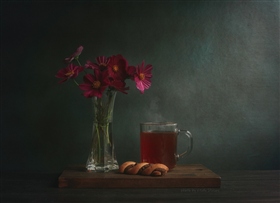 Цветы и чашка чая..