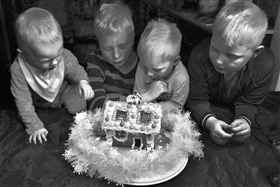  У вкусного домика :)