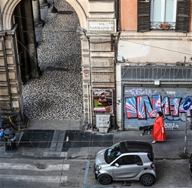 Дама в красном на улице Наполеона