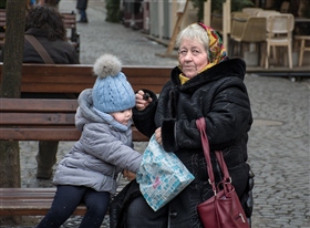 Посмотрела на фотографа,а внук в сумку.