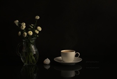 Цветы и чашка кофе..