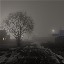 Над деревней ночь туманная