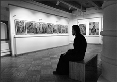 Монах и выставка икон