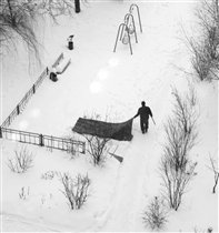 в моем детстве было принято выбивать ковер на снегу)