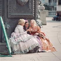 Фрейлины Айфону смотрят