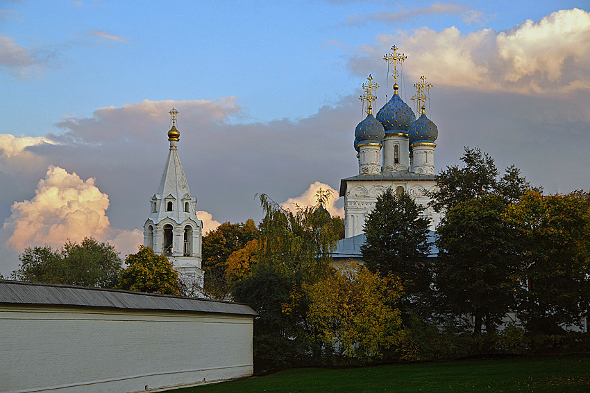 Коломенское Церковь осень