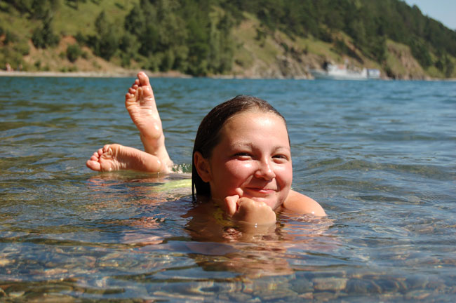 Байкал купаться летом. Байкал купание. Люди купаются в Байкале. Купание в Байкале летом.