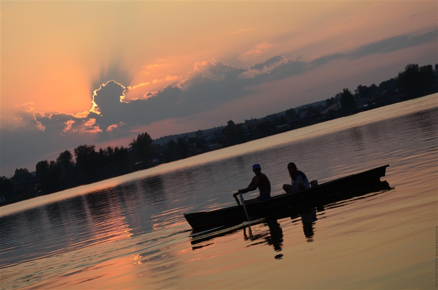 Человек в лодке на закате