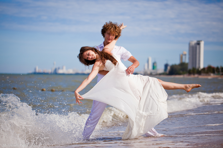 Пляшущие моря. Пара танцует на берегу моря. Побережье танцы. Красивый танец на берегу моря. Танго на берегу моря.