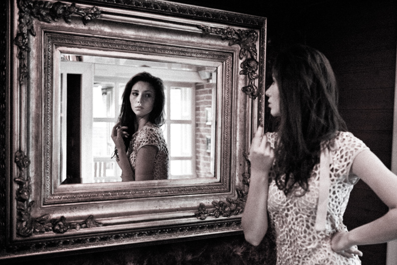 Как изменить отражение в зеркале на фото