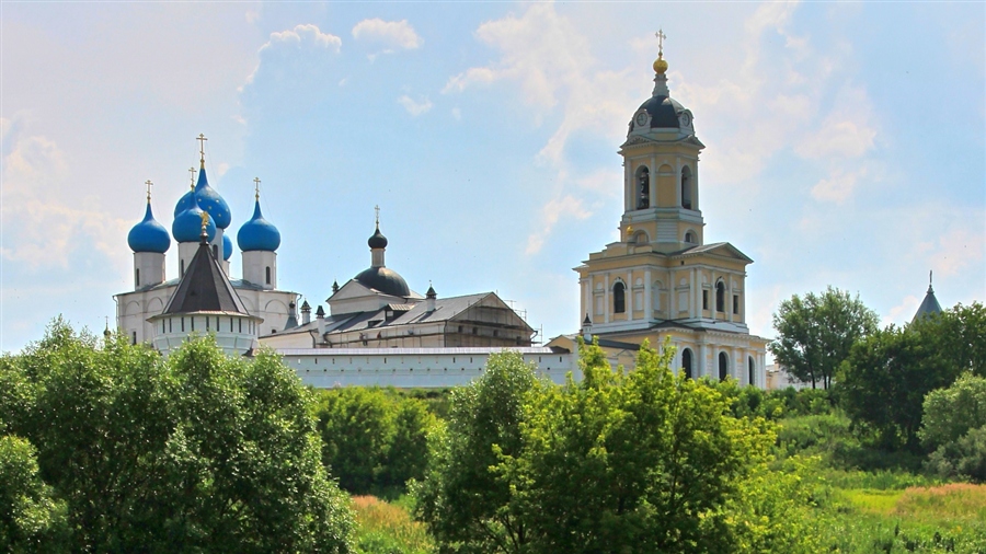 Высоцкий монастырь в реке Серпухов