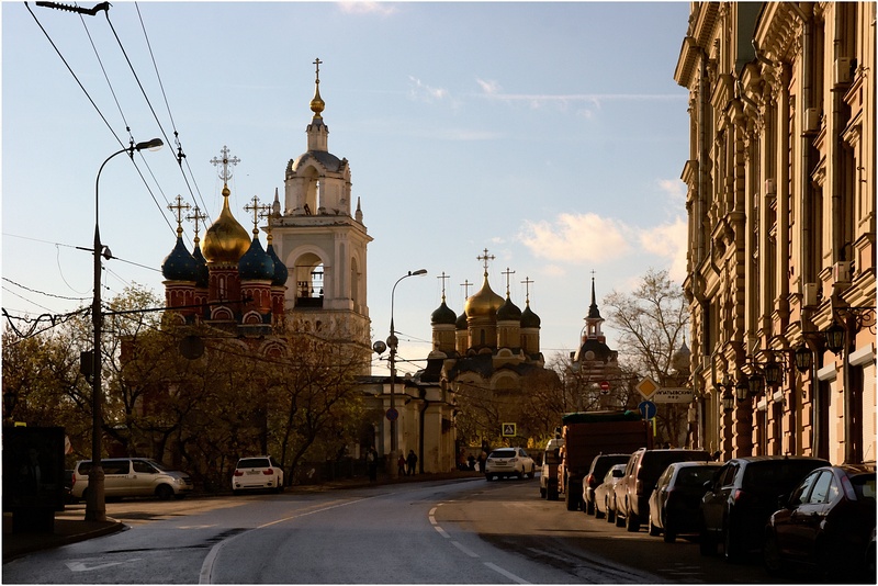 Подмосковье улицы. Улочки Москвы с собором. Подмосковье красивые улицы. Красивые улочки Подмосковье. Маленькие улицы Подмосковья.