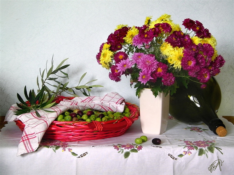 Цветы в прозрачной вазе. Хризантемы в вазе. Цветы в вазу хризантемы. Букет хризантем в вазе. Как сохранить цветы хризантемы в вазе подольше.