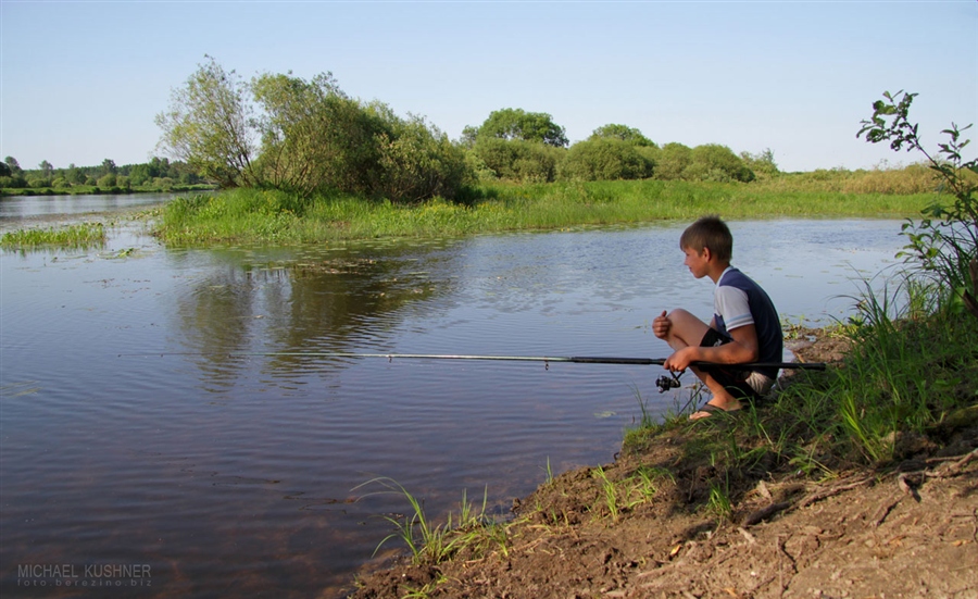 Мальчик ловил рыбу на реке. Юноши рыбачат на реке. Мальчик рыбачит. Деревенский мальчик с удочкой. Рыба в Соликамске.