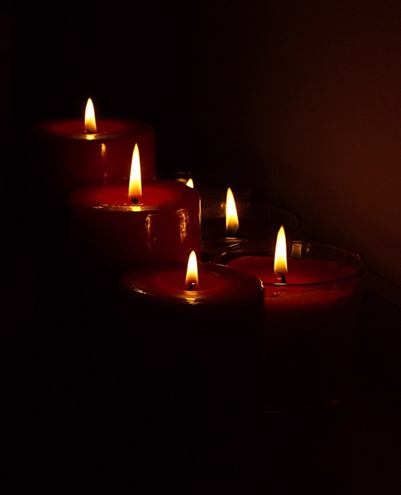 Одиноко свечи горят. Одинокая свеча на столе. Свеча горела. Свеча горела на столе. Свеча горела на столе фото.