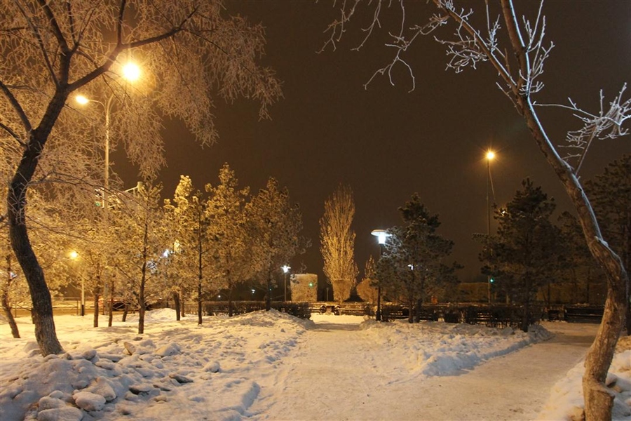 2 января вечером. Тавда ночью. Зимний лес Тавда. Город Тавда зимой фото. Красивая Дубна зимой вечером фото.