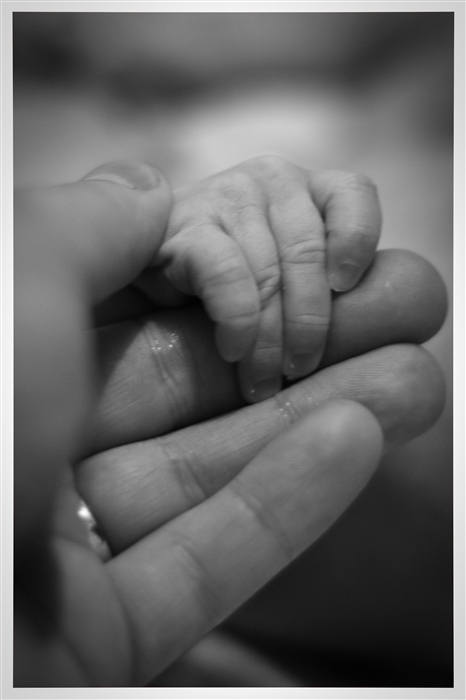 Сын маму пальчиком. Пальчики любовь. Про пальчики для малышей. Шаловливые пальчики. Пальчики младенца в руке.