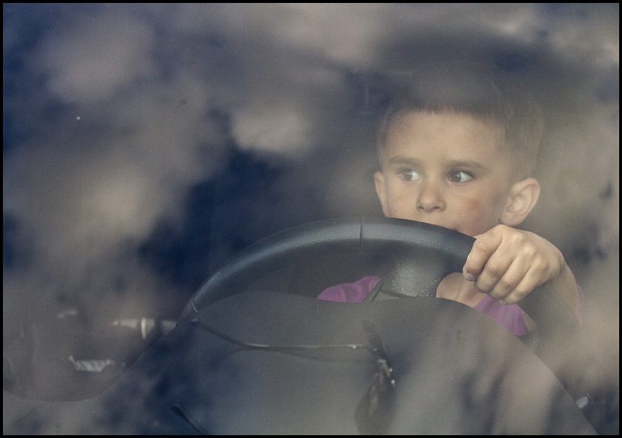 Обнялись соришь принял шофер. Детская фотосессия шофер. Водитель будь внимателен в твоих руках чужие жизни.