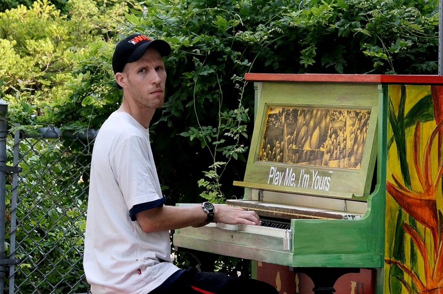 Внезапная рояль в кустах. Стихотворение про пианино. Рояль в кустах значение. Рояль в кустах. Рояль в кустах.