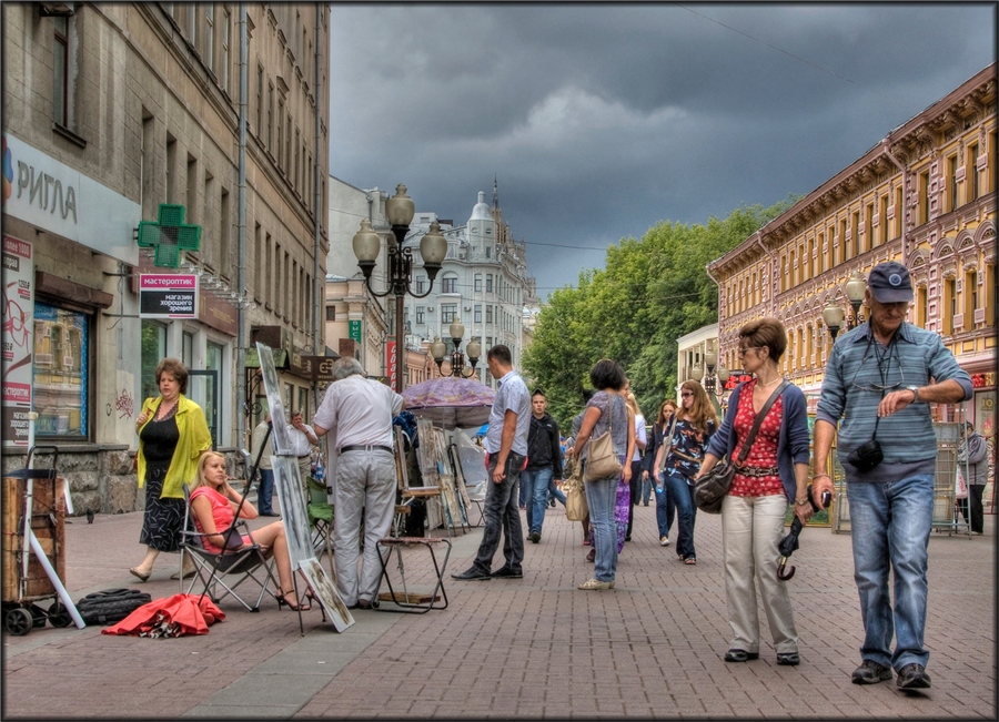 Танцульки арбат. Старый Арбат лавочки. Фотосессия на Арбате. Люди на улице Арбат. Люди на улицах Москвы Арбат.