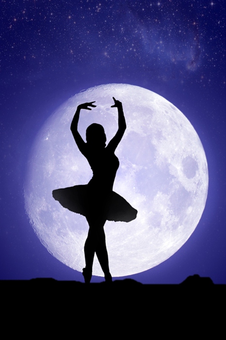 Девочка луна танцуй. Девушка танцует под луной. Танцующая Луна. Танцы в полнолуние. Танцы на Луне.