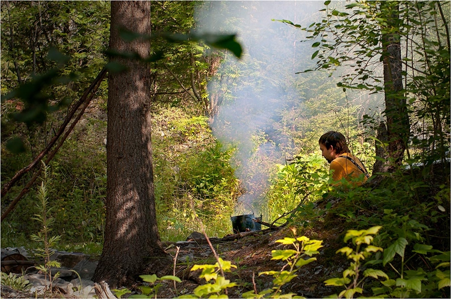 Дым костра создаёт уют фото. Дым костра за окном фото.