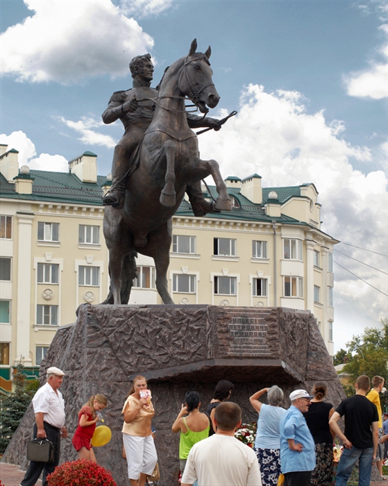 Памятник ермолову в орле фото