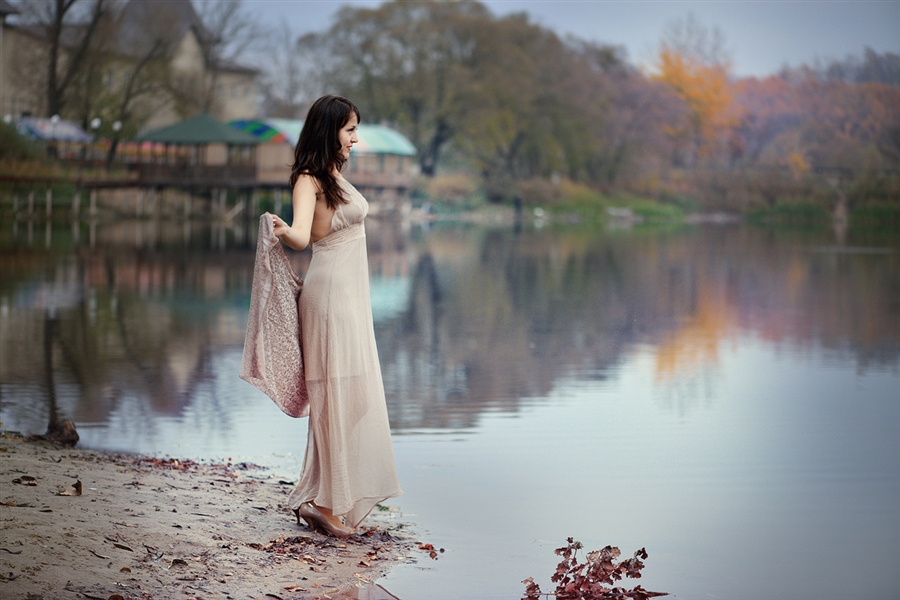 Пронзительно высоко. Девушка река тишина картинки красивые. Картинки девушка в омуте. Омут платья.