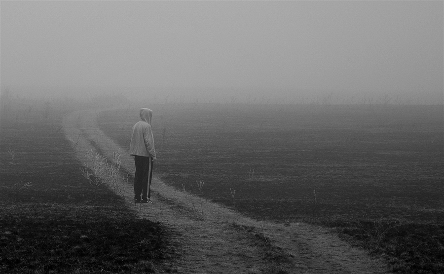 Молчание поля. Уходит в даль. Уходящий человек. Человек в тумане. Человек уходящий в туман.