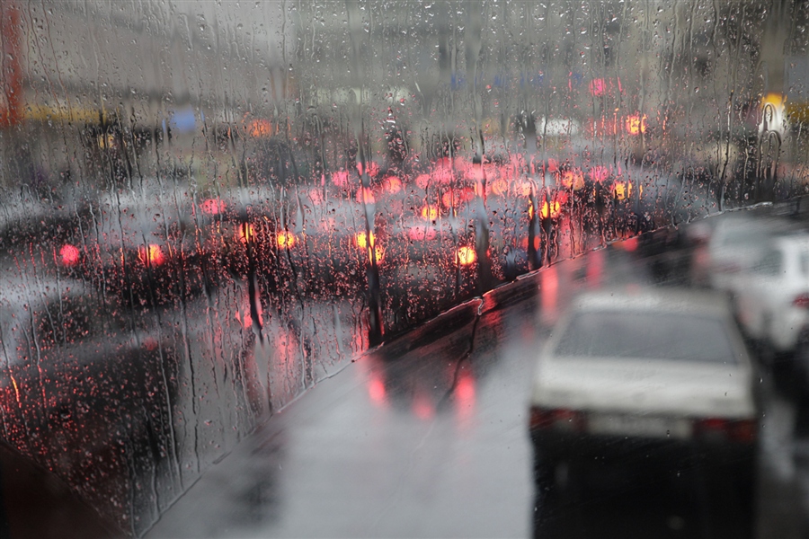 Дождливый март. Дождливая Москва. Март дождь город. Дождливая Москва фото. Пасмурно зима город.