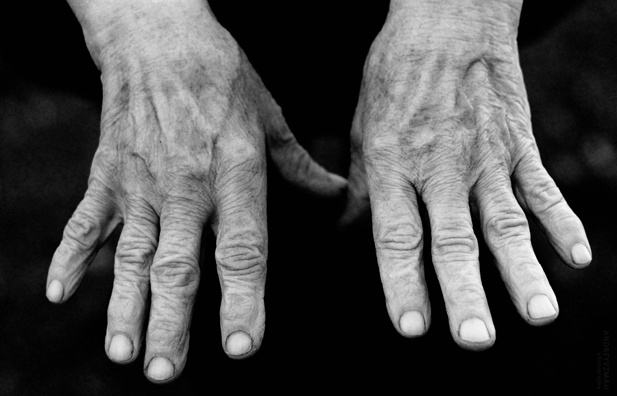 Бабушкины руки. Проект бабушкины руки. Ревматоидный артрит бабушкины руки. Бабушкины руки на голубом фоне. Текст бабушкины руки