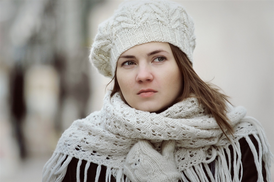 Фотография холодна. Холодно фото. «Мне холодно» 3 фото. Fashion portrait of Cat wearing Knitting Scarf in snowy Winter.