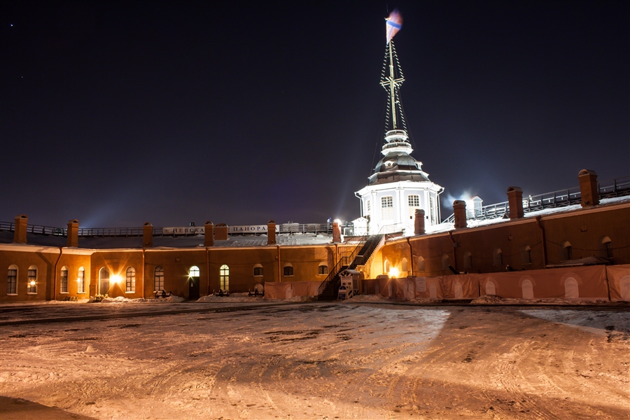 Петропавловская крепость ночью