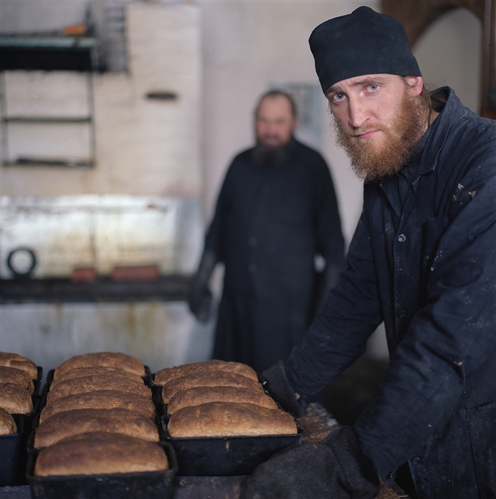 Монахи пекут хлеб